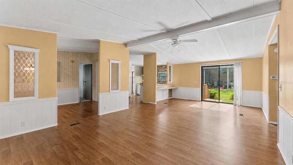 Под контрактом: $198,500 (3 спален, 2 ванн, 1404 Квадратных фут)
