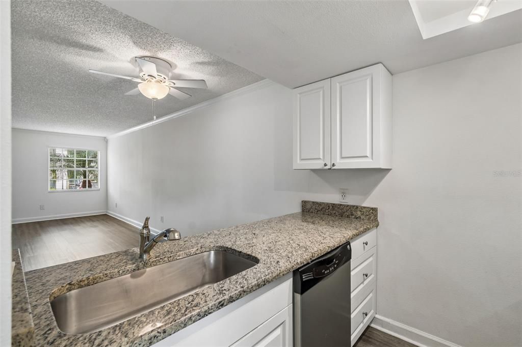For Sale: $240,000 (2 beds, 1 baths, 1020 Square Feet)