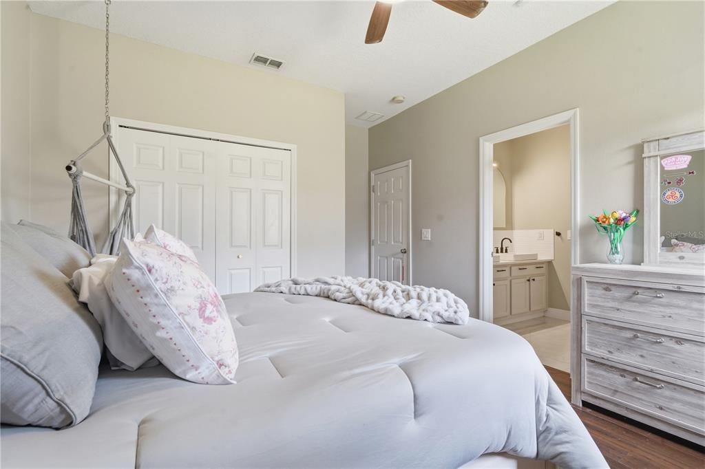 For Sale: $550,000 (4 beds, 3 baths, 3079 Square Feet)