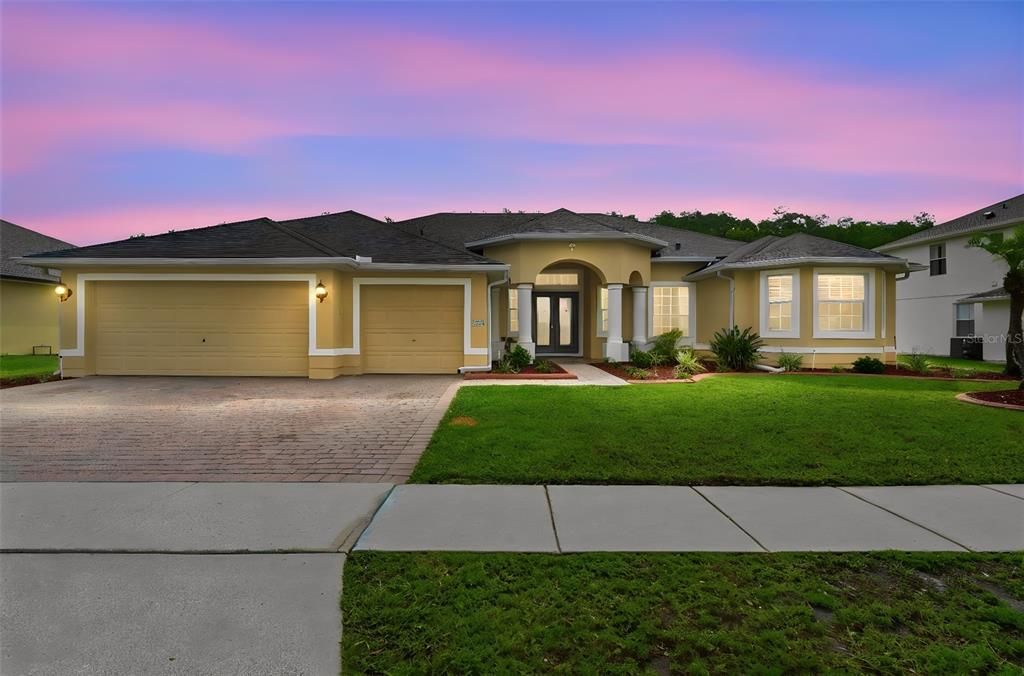 For Sale: $550,000 (4 beds, 3 baths, 3079 Square Feet)