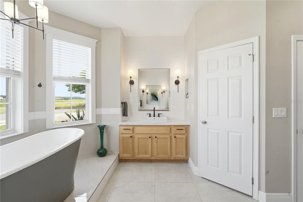 For Sale: $550,000 (4 beds, 3 baths, 3079 Square Feet)
