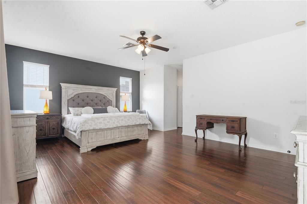 For Sale: $550,000 (4 beds, 3 baths, 3079 Square Feet)