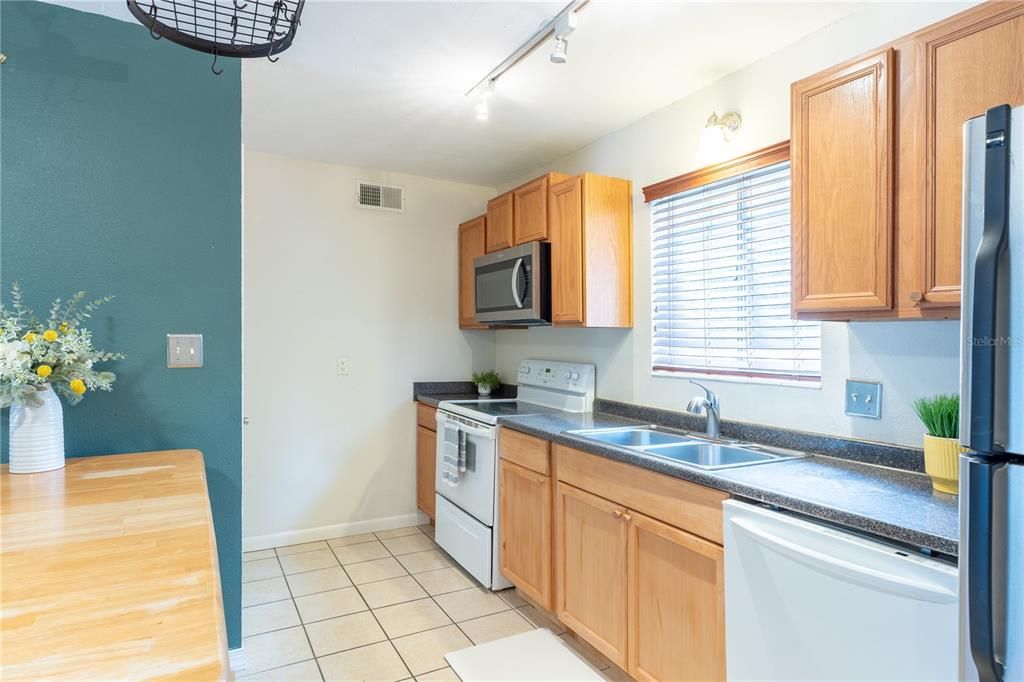 For Sale: $135,000 (2 beds, 2 baths, 900 Square Feet)