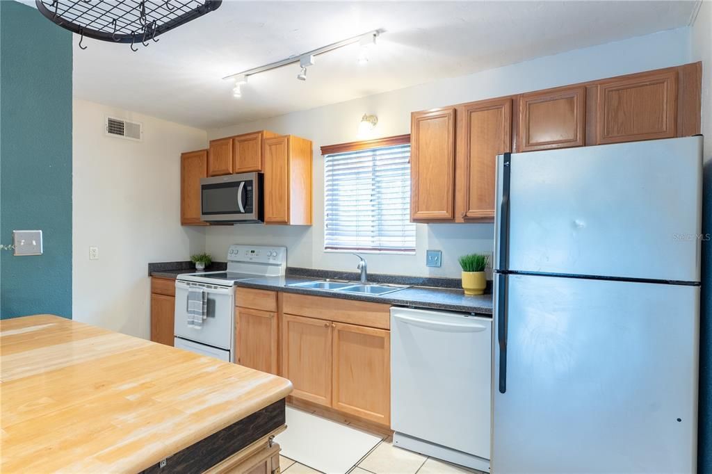 For Sale: $135,000 (2 beds, 2 baths, 900 Square Feet)