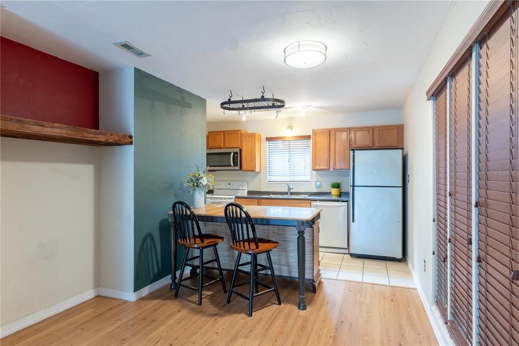 For Sale: $135,000 (2 beds, 2 baths, 900 Square Feet)