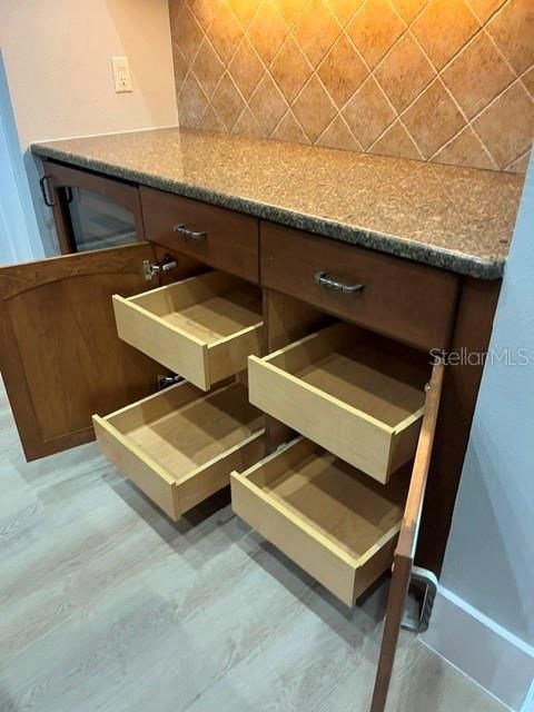 Под контрактом: $649,000 (4 спален, 3 ванн, 2430 Квадратных фут)