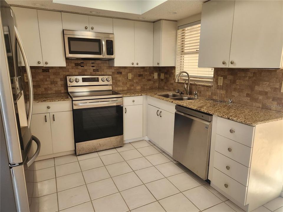 For Rent: $1,900 (2 beds, 2 baths, 936 Square Feet)