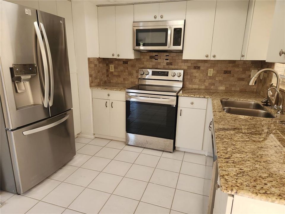 For Rent: $1,900 (2 beds, 2 baths, 936 Square Feet)