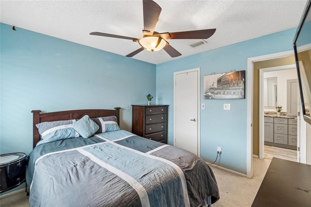 Activo con contrato: $335,000 (3 camas, 2 baños, 1687 Pies cuadrados)