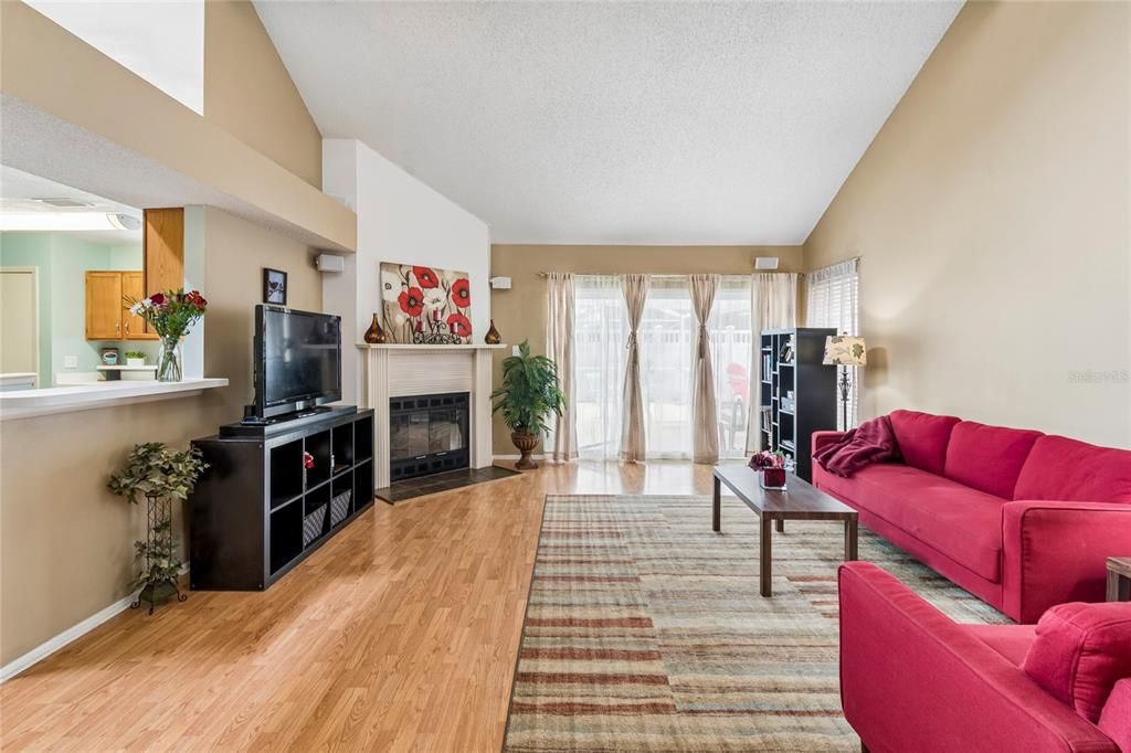 Activo con contrato: $335,000 (3 camas, 2 baños, 1687 Pies cuadrados)