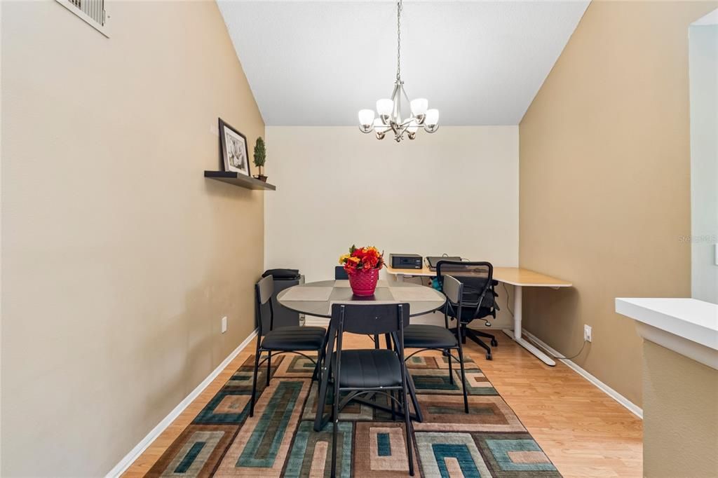 Activo con contrato: $335,000 (3 camas, 2 baños, 1687 Pies cuadrados)