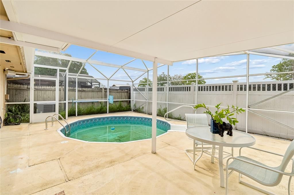 Activo con contrato: $335,000 (3 camas, 2 baños, 1687 Pies cuadrados)