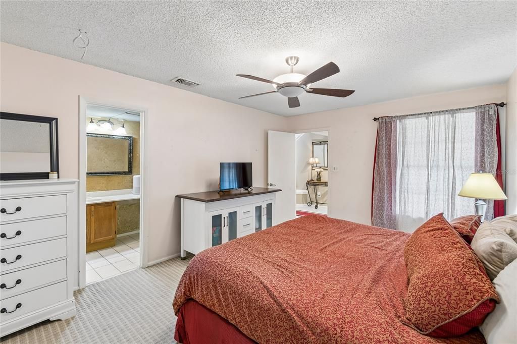 Activo con contrato: $335,000 (3 camas, 2 baños, 1687 Pies cuadrados)