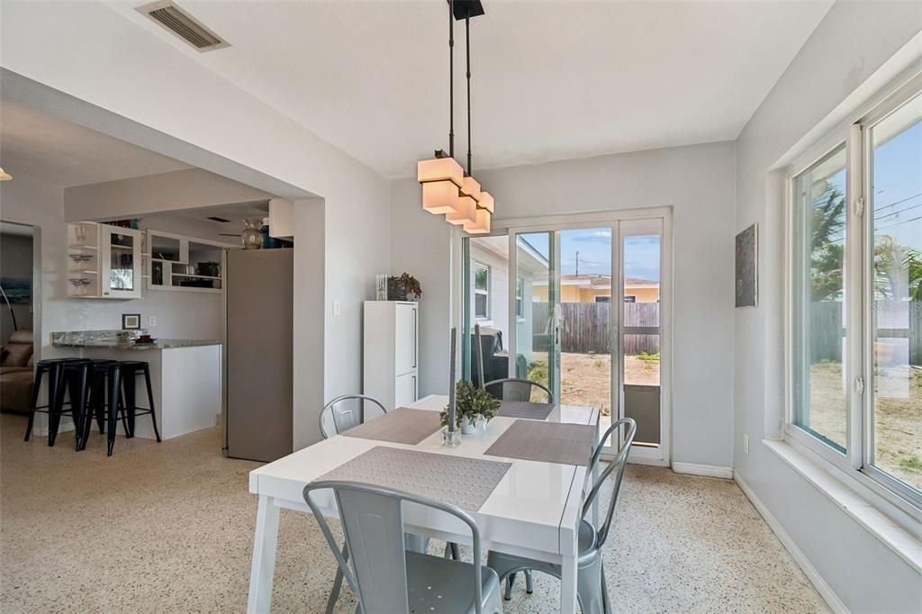 Activo con contrato: $335,000 (2 camas, 1 baños, 1090 Pies cuadrados)