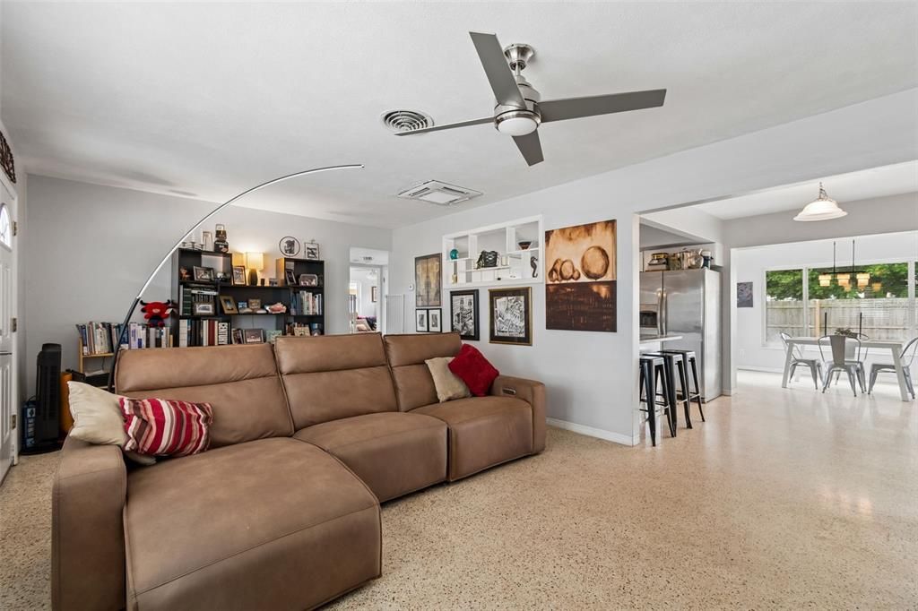 Activo con contrato: $335,000 (2 camas, 1 baños, 1090 Pies cuadrados)