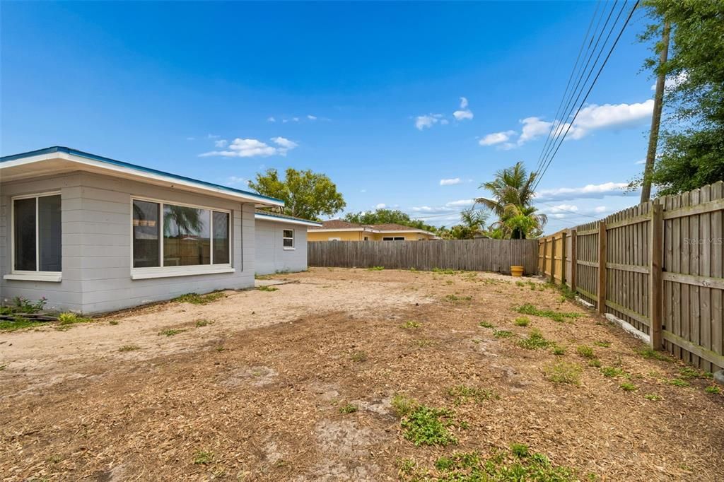 Activo con contrato: $335,000 (2 camas, 1 baños, 1090 Pies cuadrados)