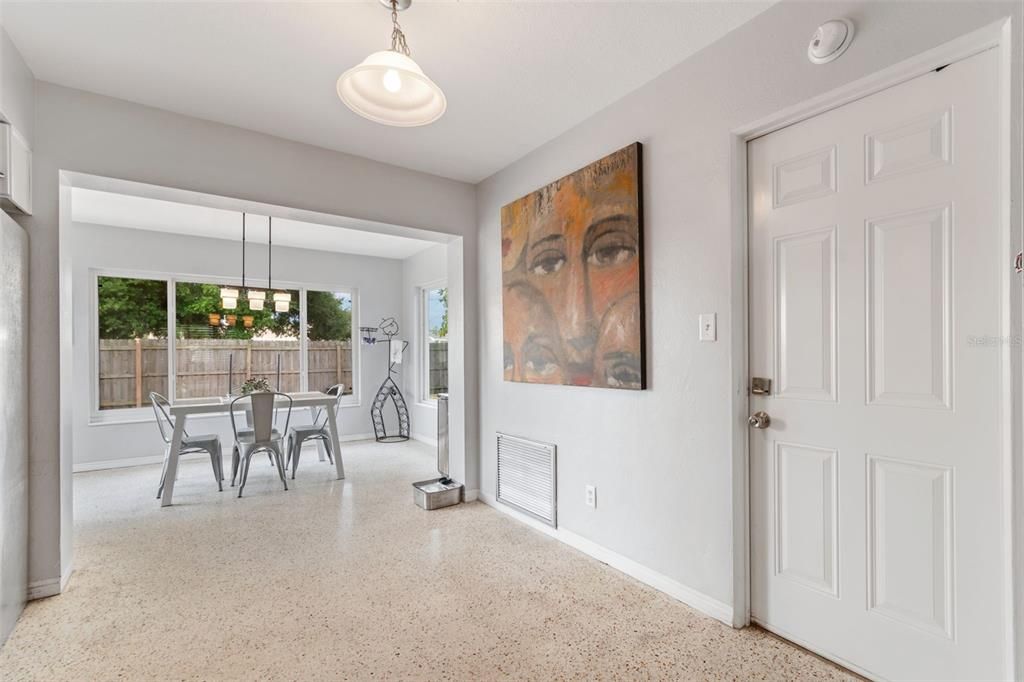 Activo con contrato: $335,000 (2 camas, 1 baños, 1090 Pies cuadrados)