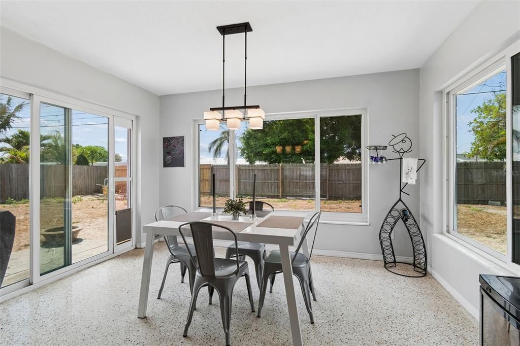 Activo con contrato: $335,000 (2 camas, 1 baños, 1090 Pies cuadrados)