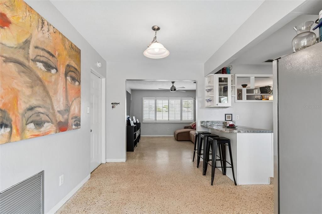 Activo con contrato: $335,000 (2 camas, 1 baños, 1090 Pies cuadrados)