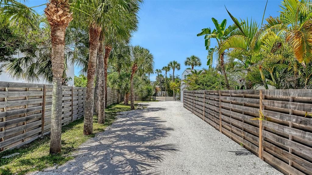 For Sale: $1,995,000 (4 beds, 2 baths, 2616 Square Feet)