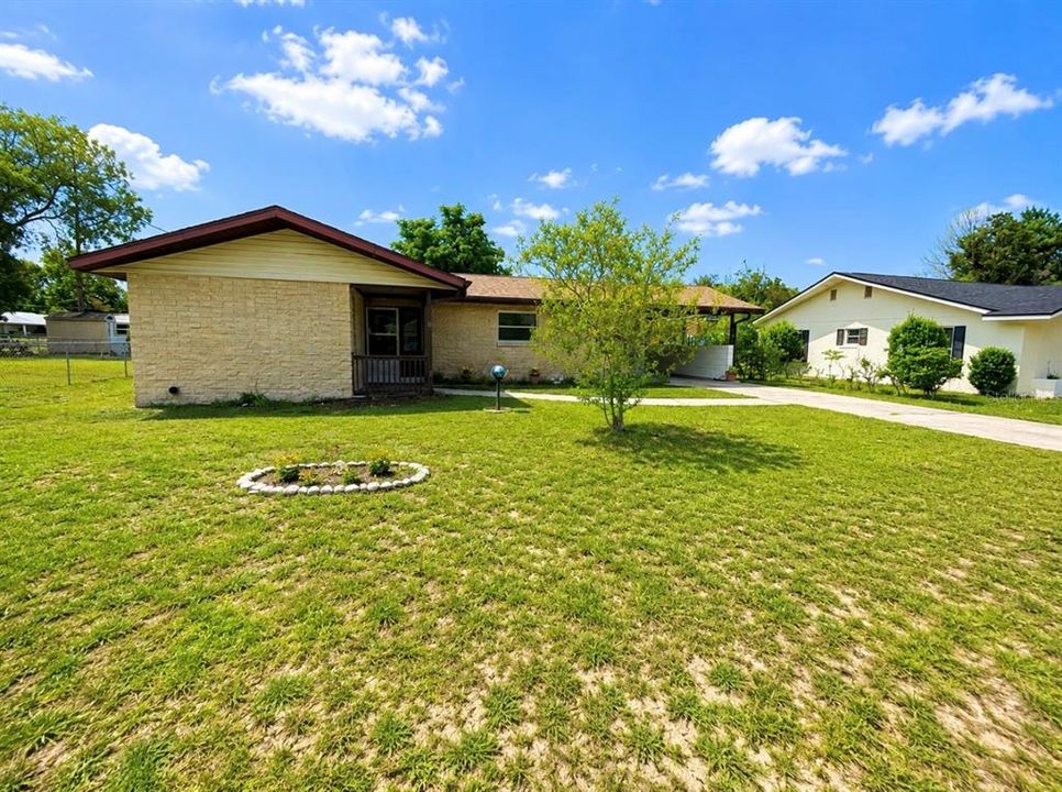 Active With Contract: $179,500 (2 beds, 1 baths, 956 Square Feet)
