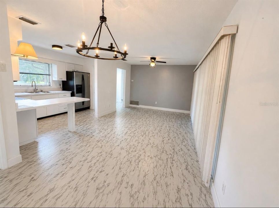 Active With Contract: $179,500 (2 beds, 1 baths, 956 Square Feet)