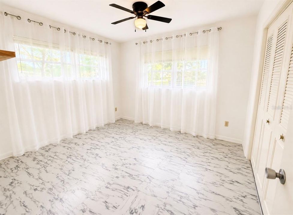 Active With Contract: $179,500 (2 beds, 1 baths, 956 Square Feet)