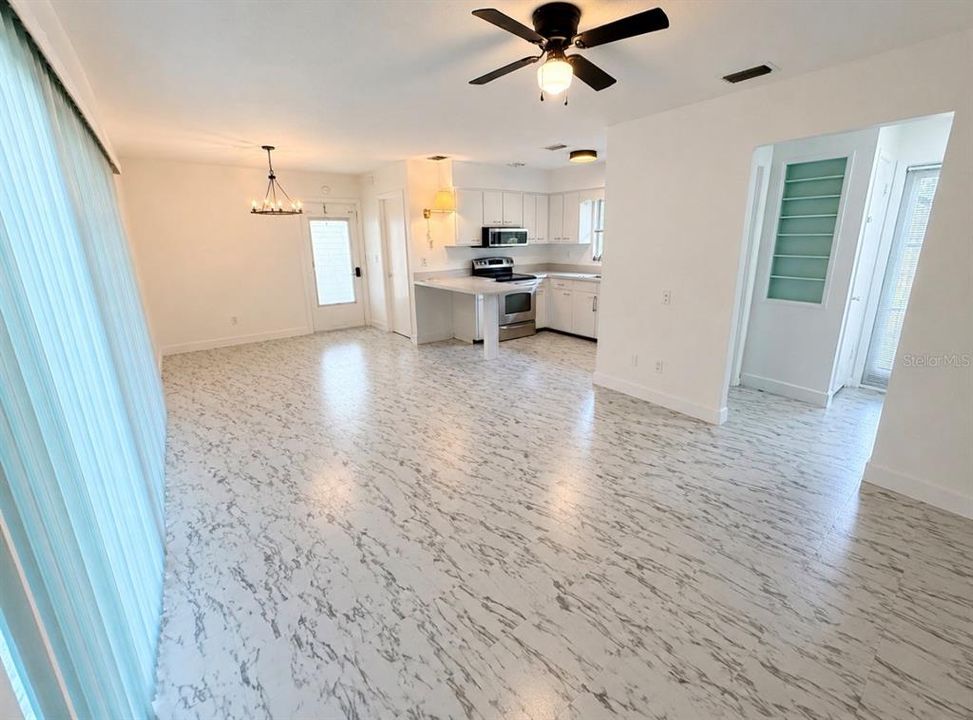 Active With Contract: $179,500 (2 beds, 1 baths, 956 Square Feet)