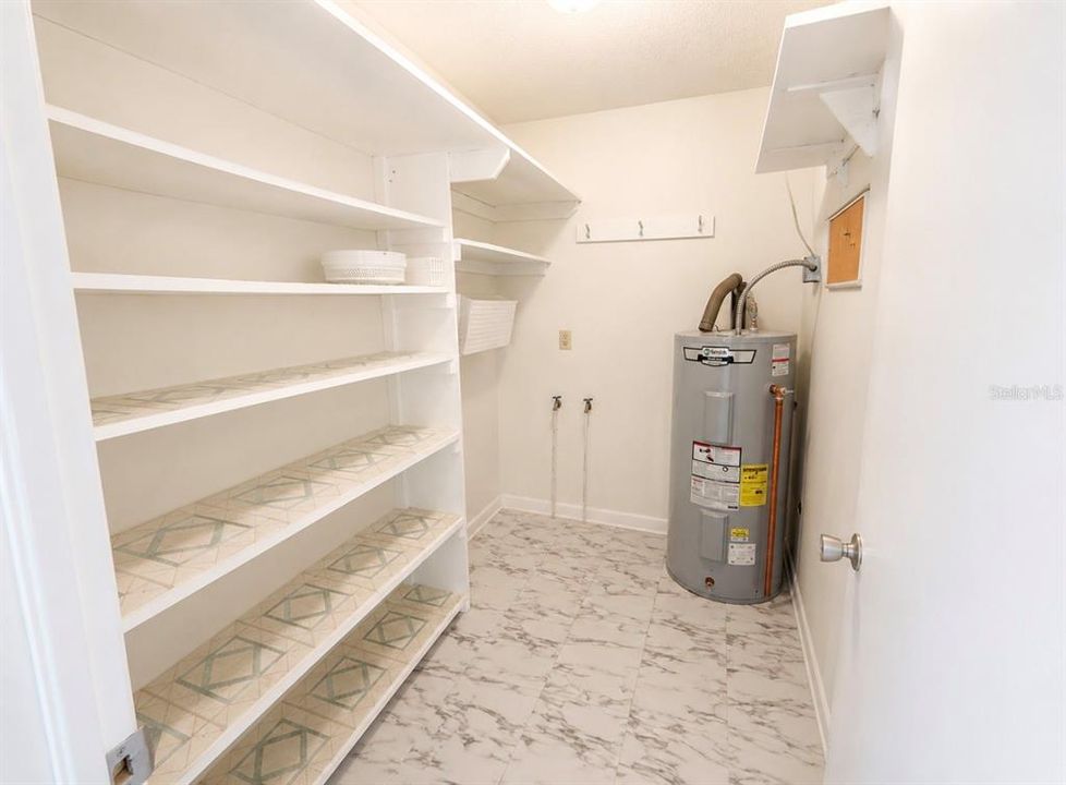 Active With Contract: $179,500 (2 beds, 1 baths, 956 Square Feet)