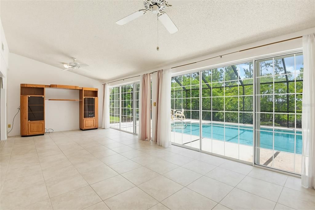 Activo con contrato: $399,000 (3 camas, 3 baños, 2217 Pies cuadrados)