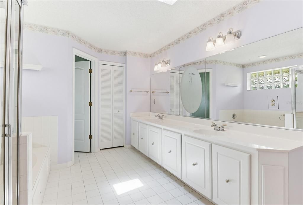 Activo con contrato: $399,000 (3 camas, 3 baños, 2217 Pies cuadrados)