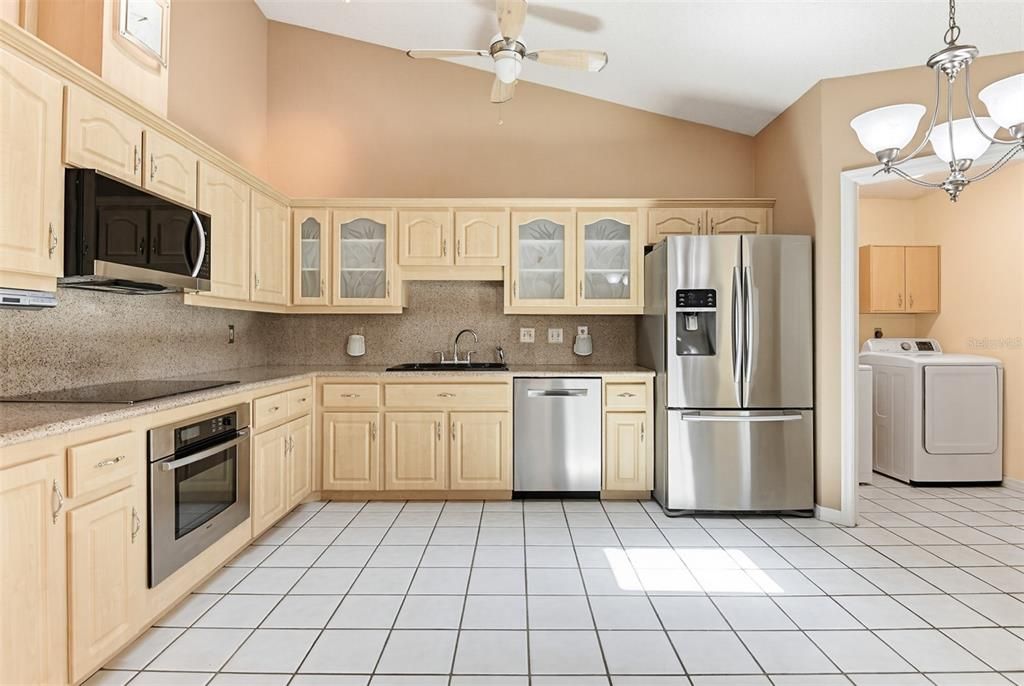 Activo con contrato: $399,000 (3 camas, 3 baños, 2217 Pies cuadrados)