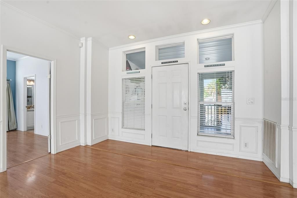 For Sale: $299,500 (3 beds, 3 baths, 2324 Square Feet)