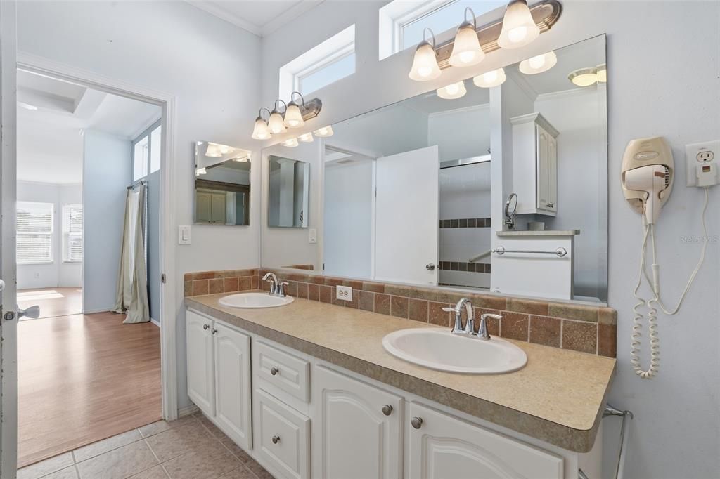 For Sale: $299,500 (3 beds, 3 baths, 2324 Square Feet)
