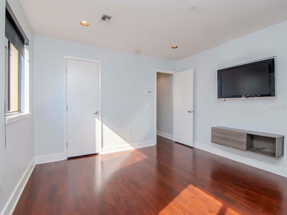 For Sale: $779,000 (3 beds, 2 baths, 2541 Square Feet)