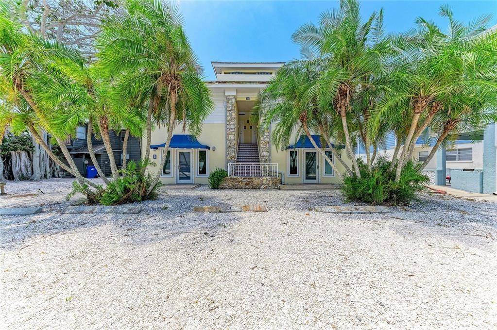 For Rent: $6,000 (1 beds, 1 baths, 800 Square Feet)