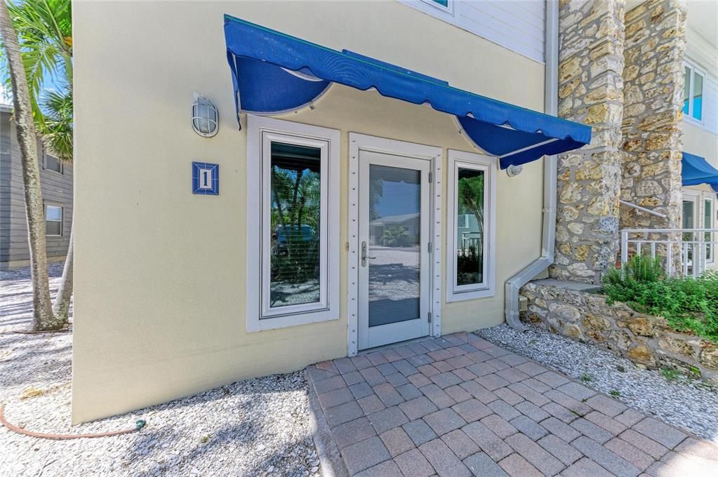 For Rent: $6,000 (1 beds, 1 baths, 800 Square Feet)