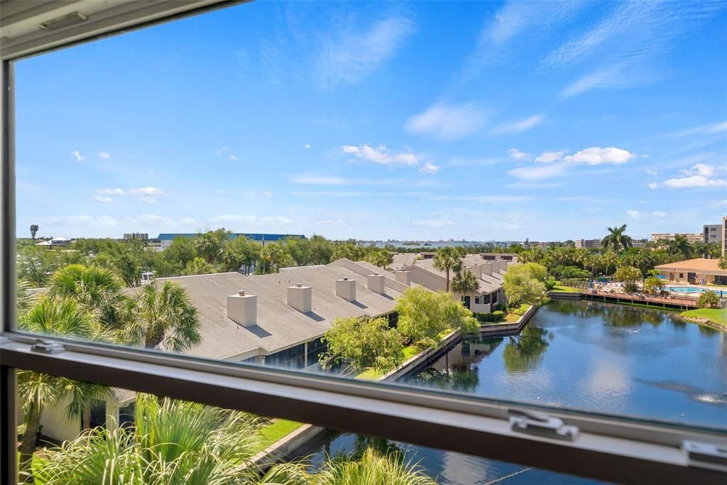 For Sale: $399,900 (2 beds, 2 baths, 1170 Square Feet)
