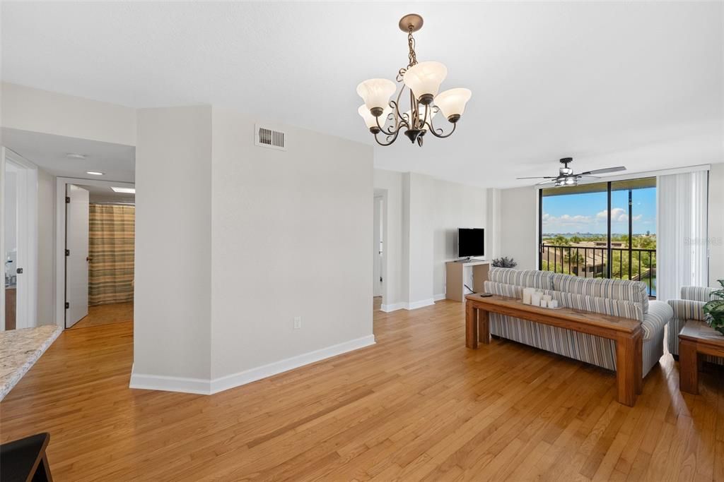 For Sale: $399,900 (2 beds, 2 baths, 1170 Square Feet)