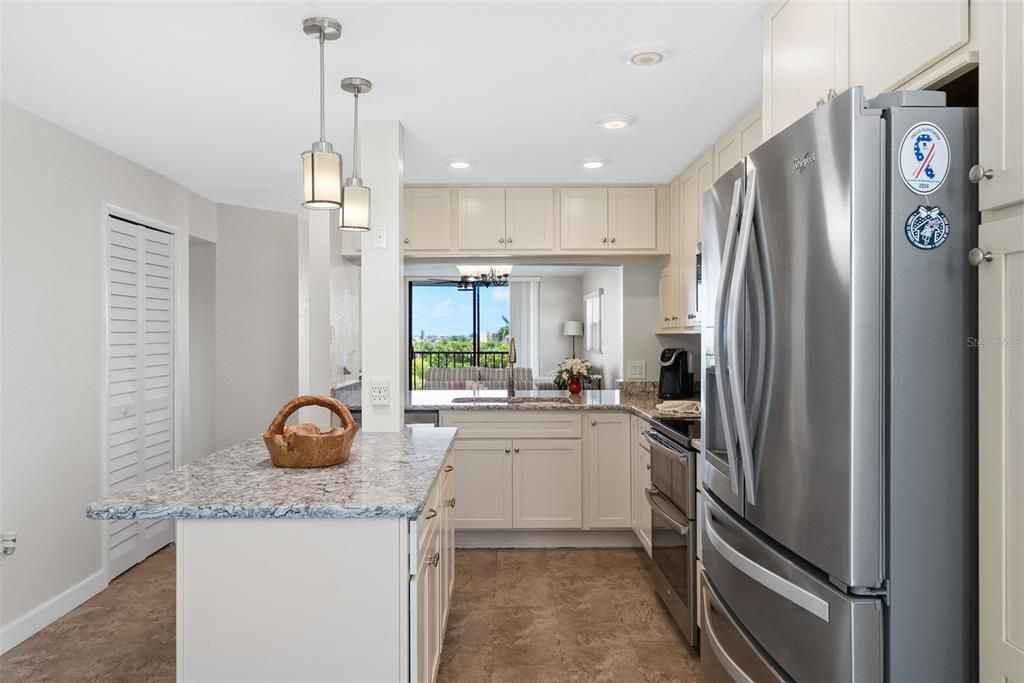 For Sale: $399,900 (2 beds, 2 baths, 1170 Square Feet)