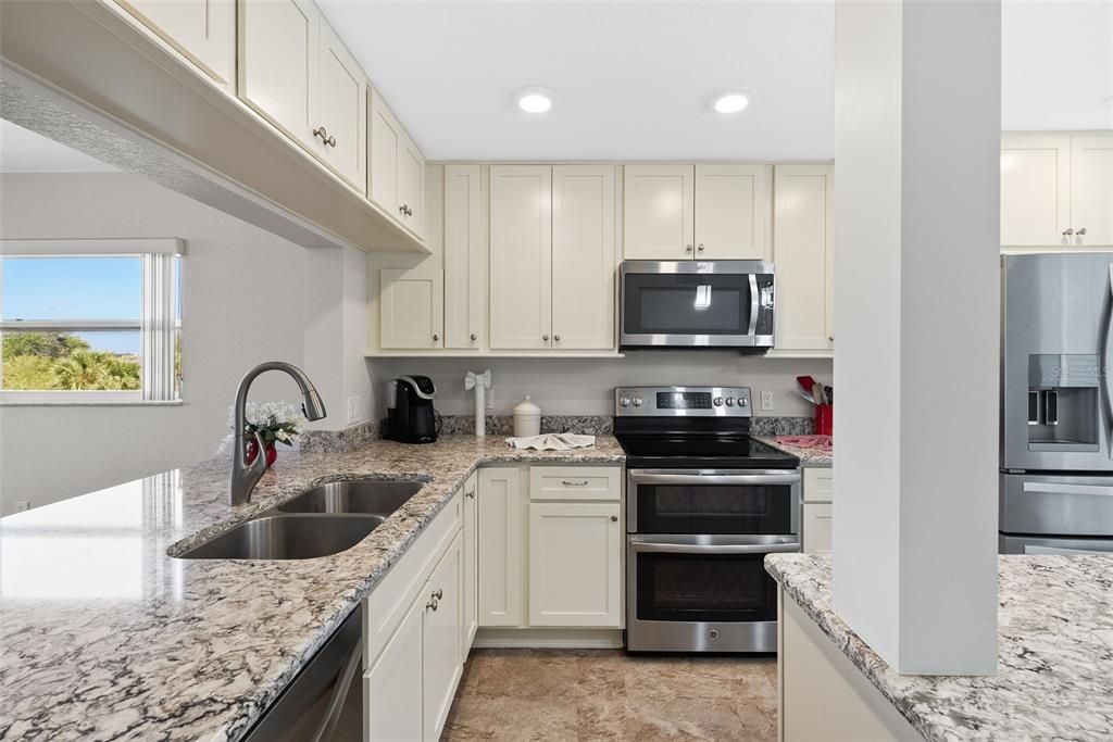 For Sale: $399,900 (2 beds, 2 baths, 1170 Square Feet)