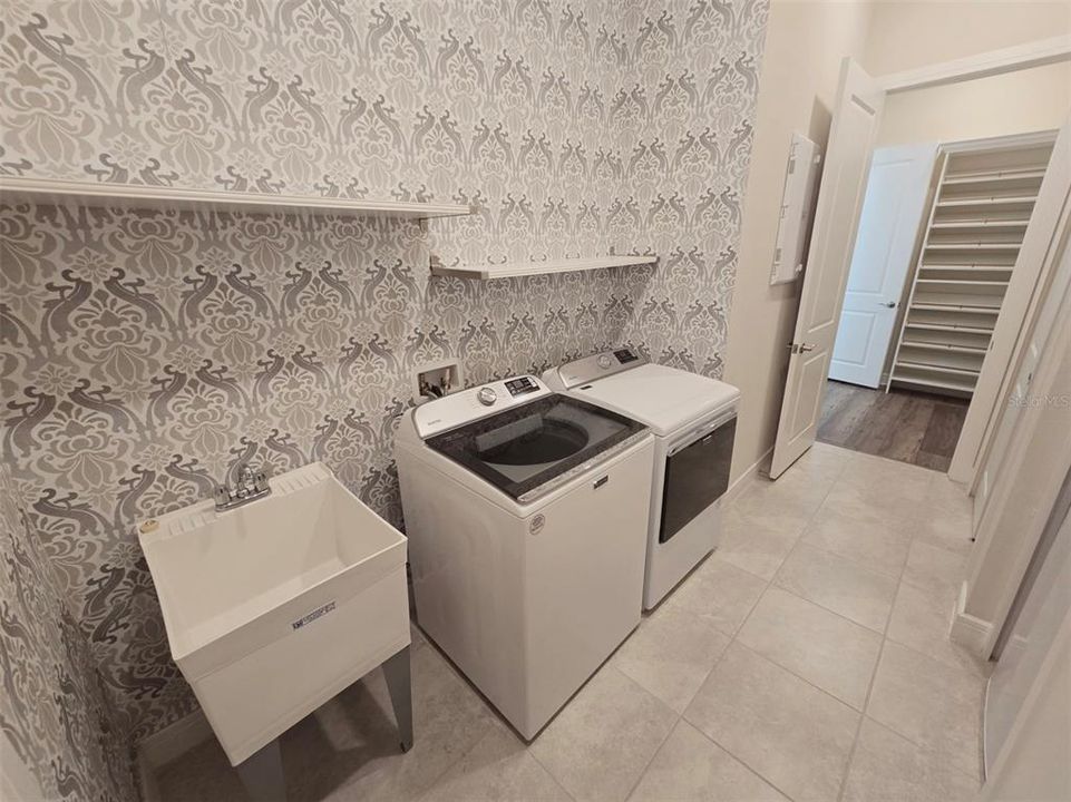 Active With Contract: $3,200 (3 beds, 3 baths, 2854 Square Feet)