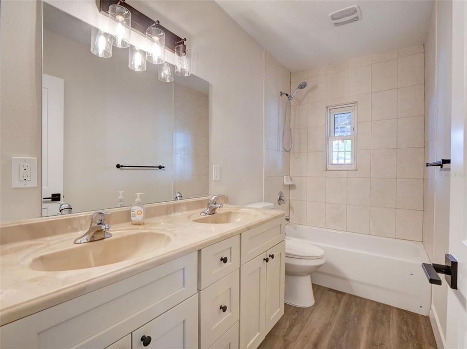 Activo con contrato: $399,900 (6 camas, 2 baños, 1835 Pies cuadrados)