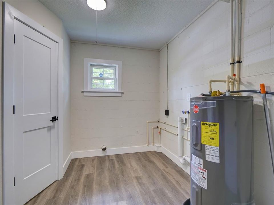 Activo con contrato: $399,900 (6 camas, 2 baños, 1835 Pies cuadrados)