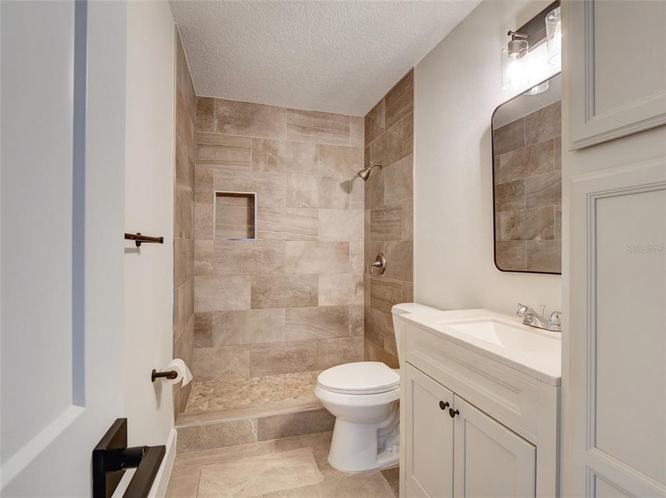 Activo con contrato: $399,900 (6 camas, 2 baños, 1835 Pies cuadrados)
