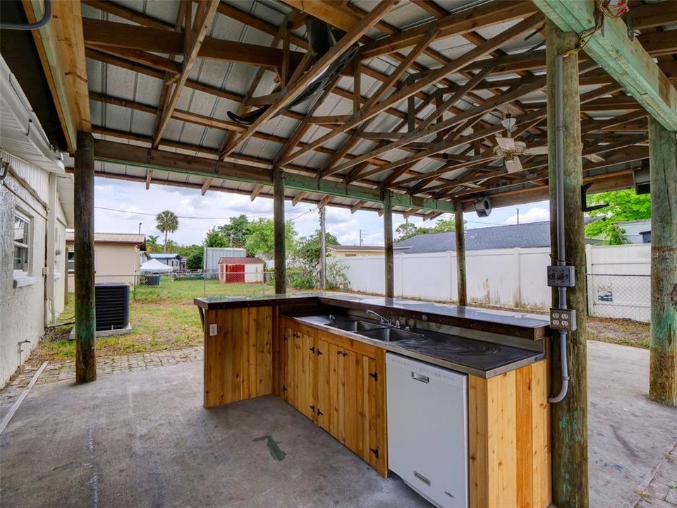 Activo con contrato: $399,900 (6 camas, 2 baños, 1835 Pies cuadrados)