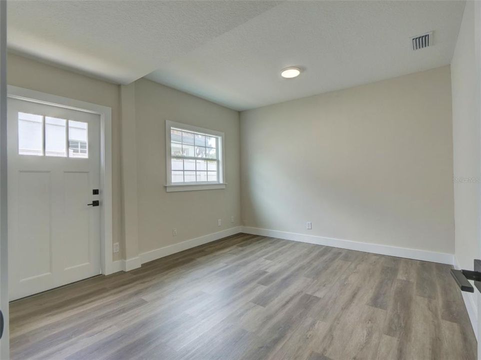 Activo con contrato: $399,900 (6 camas, 2 baños, 1835 Pies cuadrados)