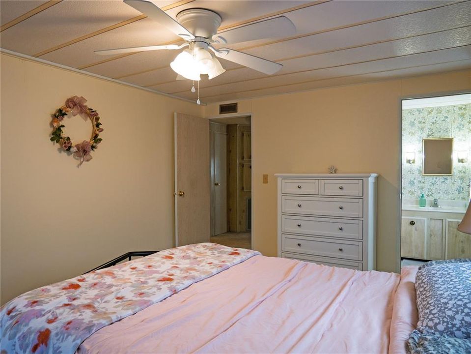 Active With Contract: $128,500 (2 beds, 2 baths, 1035 Square Feet)
