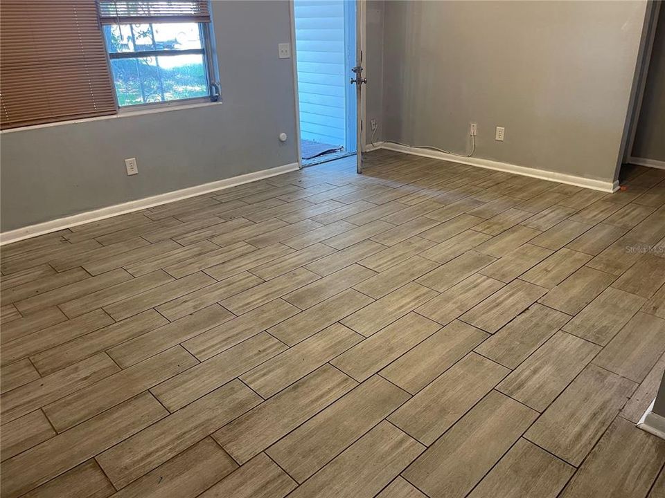 Activo con contrato: $2,500 (4 camas, 3 baños, 1711 Pies cuadrados)