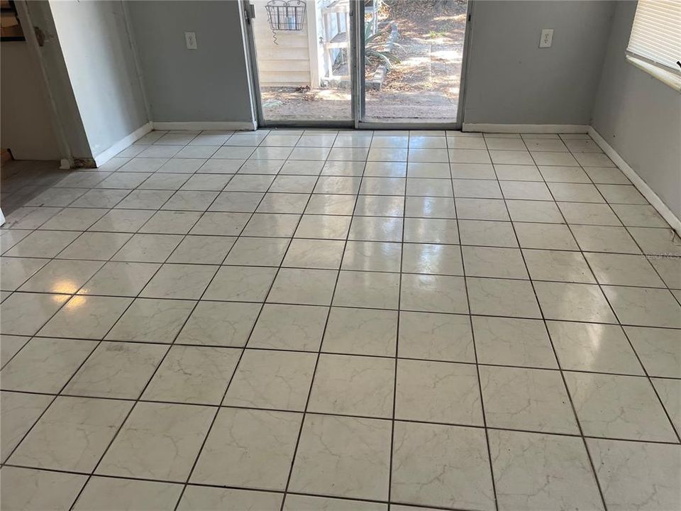 Activo con contrato: $2,500 (4 camas, 3 baños, 1711 Pies cuadrados)